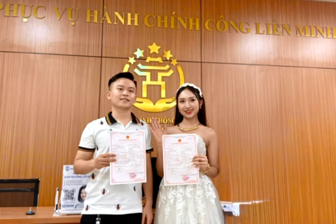 Niềm hạnh phúc của cặp đôi đầu tiên đăng ký kết hôn tại Điểm phục vụ hành chính công xã Liên Minh