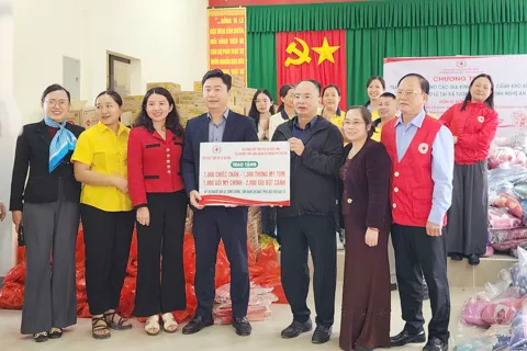 Hà Nội trao tặng quà hỗ trợ người dân bị ảnh hưởng mưa lũ