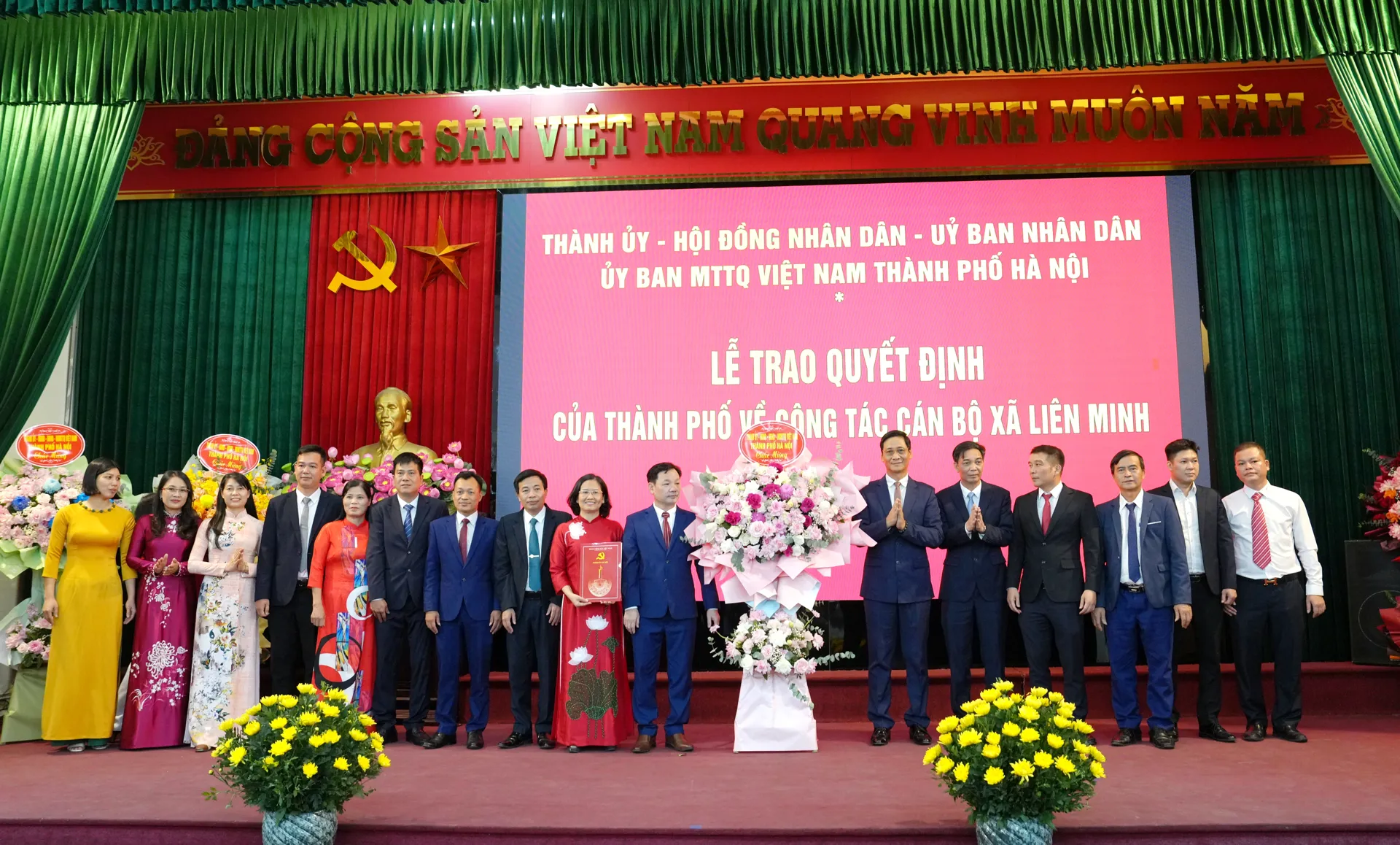 Công bố các Quyết định về tổ chức bộ máy và nhân sự xã Liên Minh
