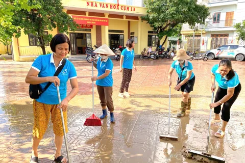 Xã Ô Diên ra quân vệ sinh môi trường sau bão số 10