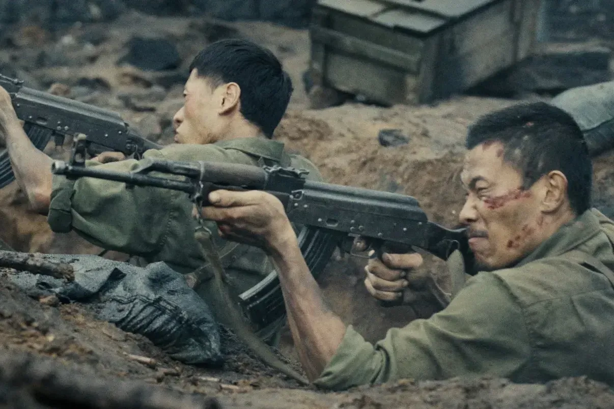 “Mưa đỏ” bùng nổ doanh thu phòng vé