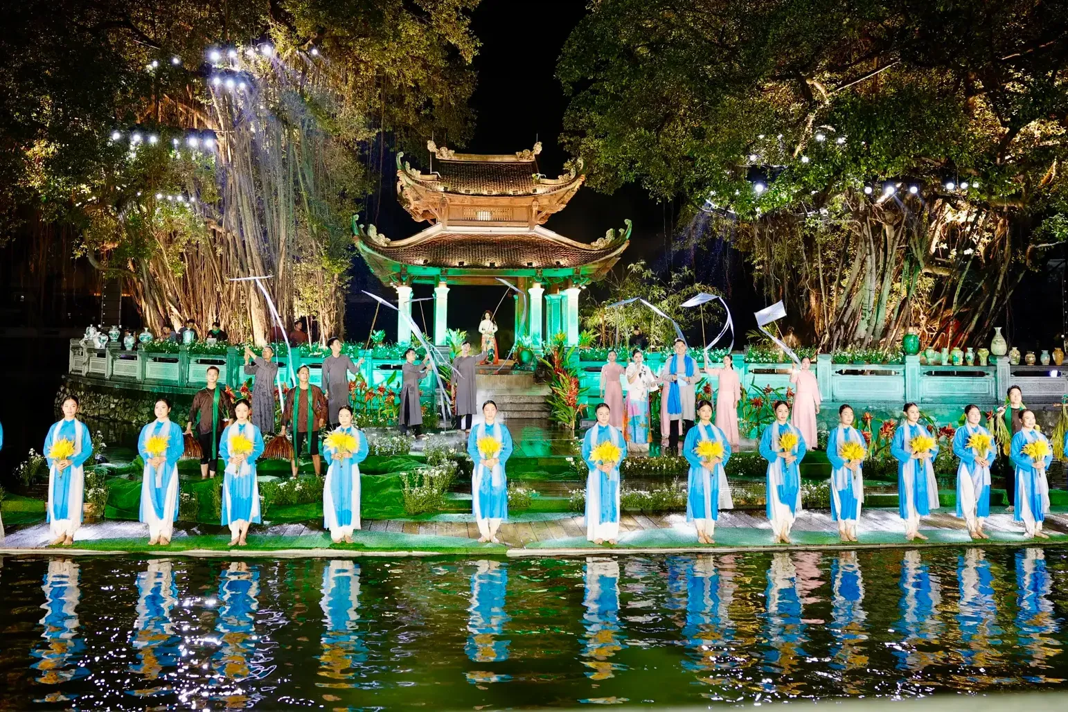 Áo dài Việt tỏa sáng trên con đường di sản