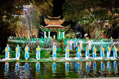 Áo dài Việt tỏa sáng trên con đường di sản