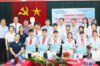 Hà Nội: trao học bổng, tặng quà cho trẻ em có hoàn cảnh khó khăn 