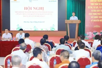 Phường Đông Ngạc “mang” thủ tục đất đai, dịch vụ số về tận nhà dân