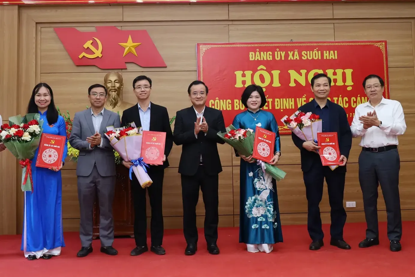 Xã Suối Hai công bố các quyết định về công tác cán bộ, kiện toàn bộ máy