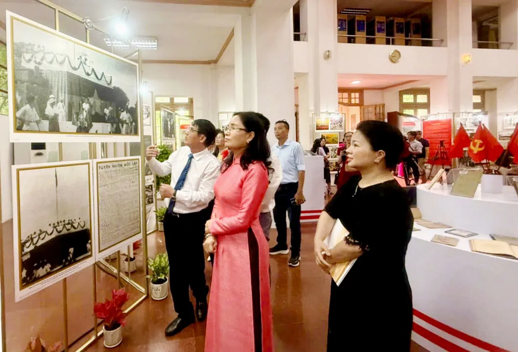 Trưng bày hơn 800 tư liệu, ảnh với chủ đề “Mùa Thu độc lập và Khát vọng phồn vinh”