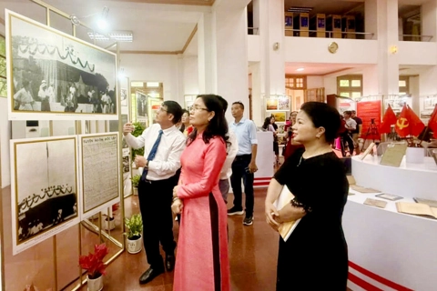 Trưng bày hơn 800 tư liệu, ảnh với chủ đề “Mùa Thu độc lập và Khát vọng phồn vinh”