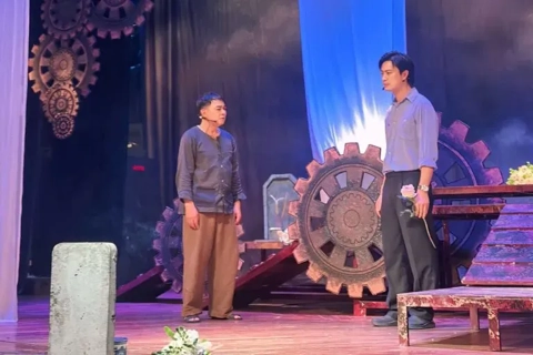 Sân khấu rộn ràng phục vụ khán giả Thủ đô
