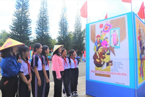 Triển lãm tranh cổ động tấm lớn tuyên truyền thực hiện nếp sống văn minh
