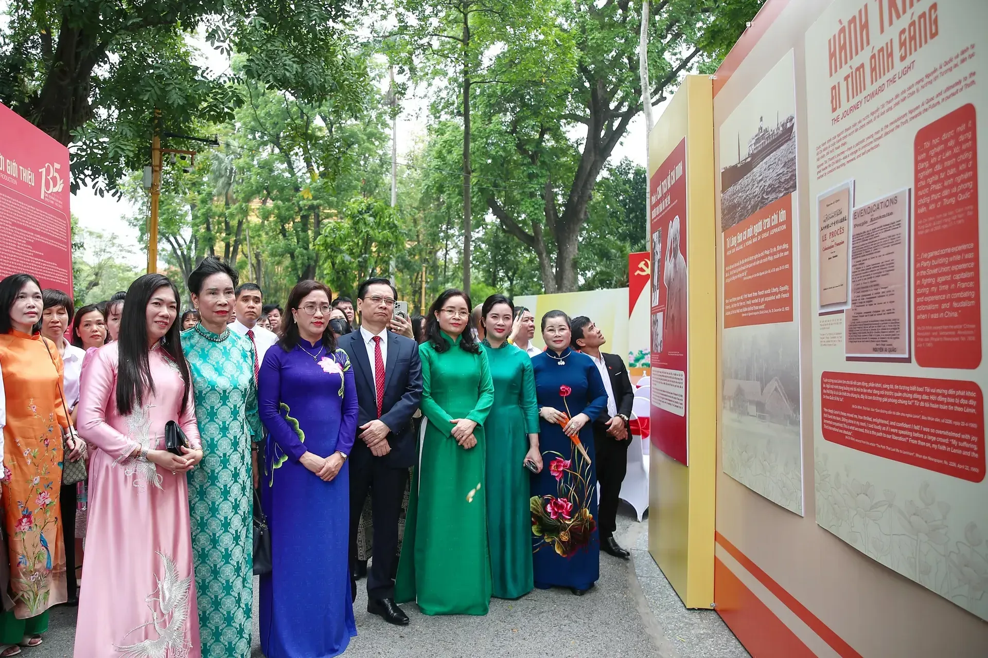 Trưng bày nhiều hình ảnh, tư liệu về cuộc đời, sự nghiệp của Chủ tịch Hồ Chí Minh