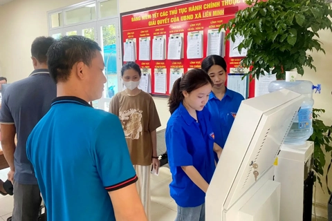 Tuổi trẻ xã Liên Minh hỗ trợ công dân thực hiện dịch vụ công trực tuyến