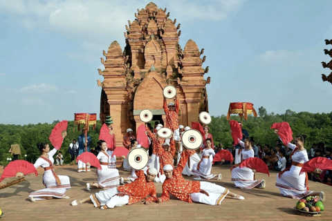 Tạm dừng tổ chức Ngày hội văn hóa dân tộc Chăm lần thứ VI năm 2025 do mưa lũ