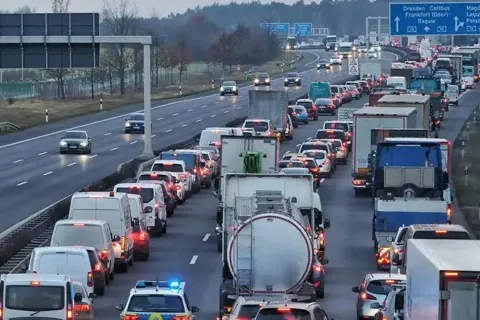 Các nền kinh tế lớn tăng tốc đầu tư công hướng tới tăng trưởng bền vững