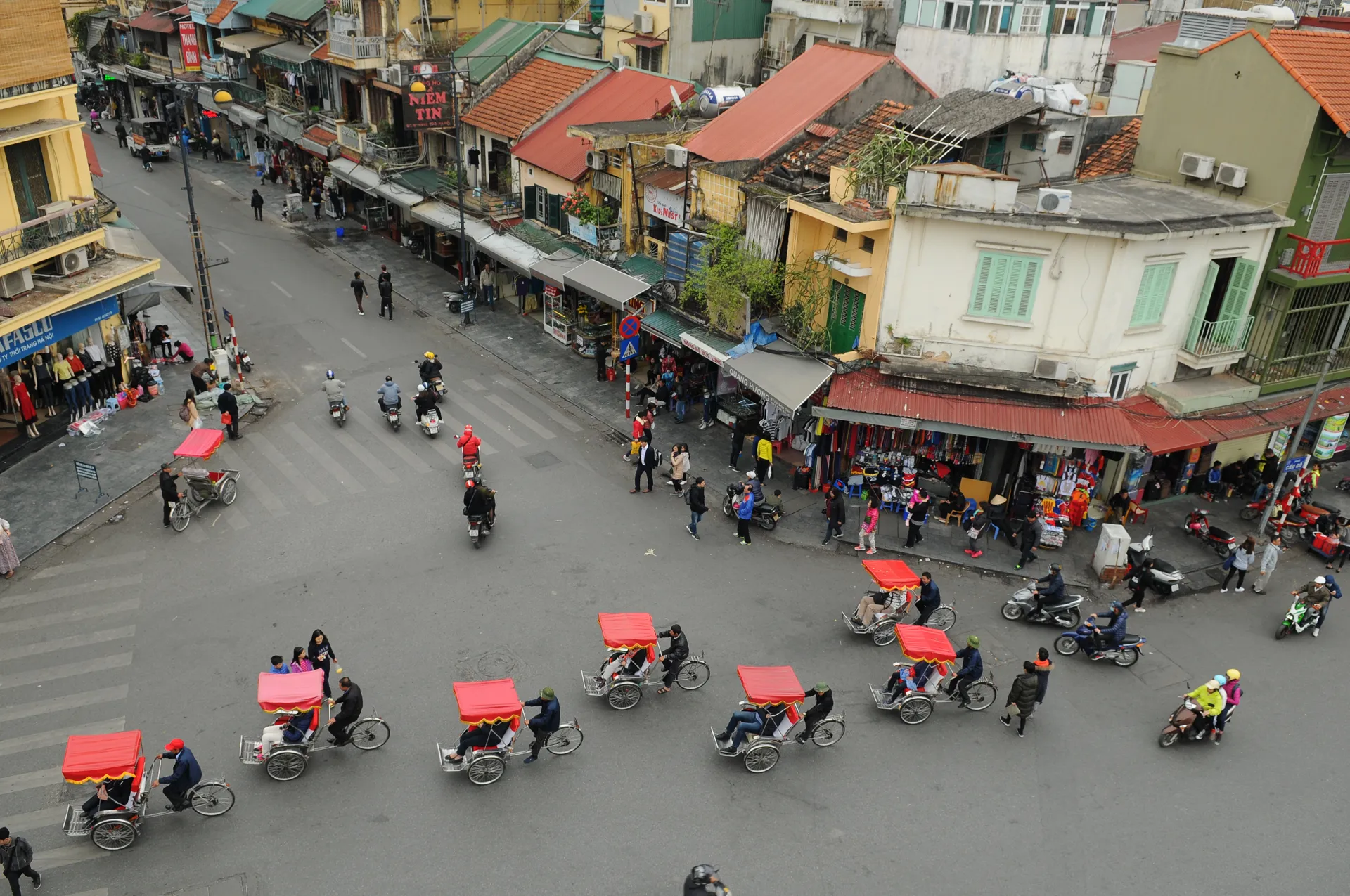 https://resource.kinhtedothi.vn/resources2025/1/users/89/khu-pho-co-ha-noi-anh-pham-hung-1-1752148147.JPG