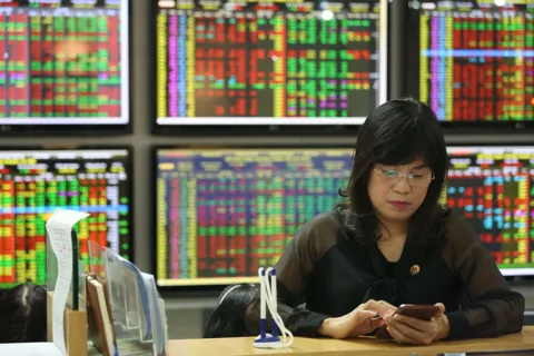 VN-Index hướng tới đỉnh mới tháng cuối năm