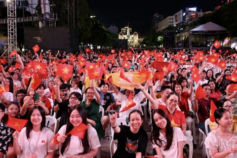 Dòng người đổ về trung tâm TP Hồ Chí Minh chờ xem pháo hoa mừng 80 năm Quốc khánh