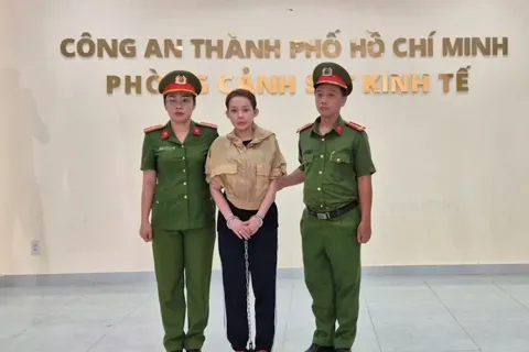 Khởi tố, bắt tạm giam DJ Ngân 98 về tội sản xuất, buôn bán hàng giả