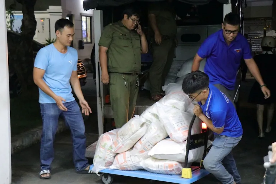 Người dân TP Hồ Chí Minh gửi hàng hoá, nhu yếu phẩm hỗ trợ đồng bào vùng lũ