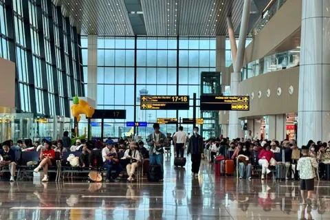 Sân bay Tân Sơn Nhất lập kỷ lục lịch sử đón gần 180.000 lượt khách ngày cuối kỳ nghỉ Tết