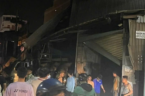 TP Hồ Chí Minh: nổ lớn bên trong công ty kính, nhiều nhà dân bị ảnh hưởng