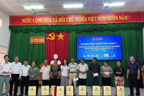 Báo Kinh tế & Đô thị tặng quà thương bệnh binh, gia đình chính sách tại Lâm Đồng