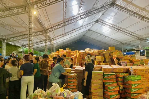 "Núi hàng" Nhà Văn hóa Thanh niên TP Hồ Chí Minh lên xe hướng về vùng lũ