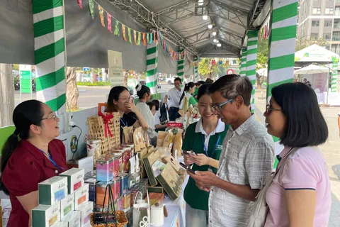 Bức tranh mua sắm Tết đa sắc qua “Phiên chợ đặc sản bản địa – Tiêu dùng xanh"
