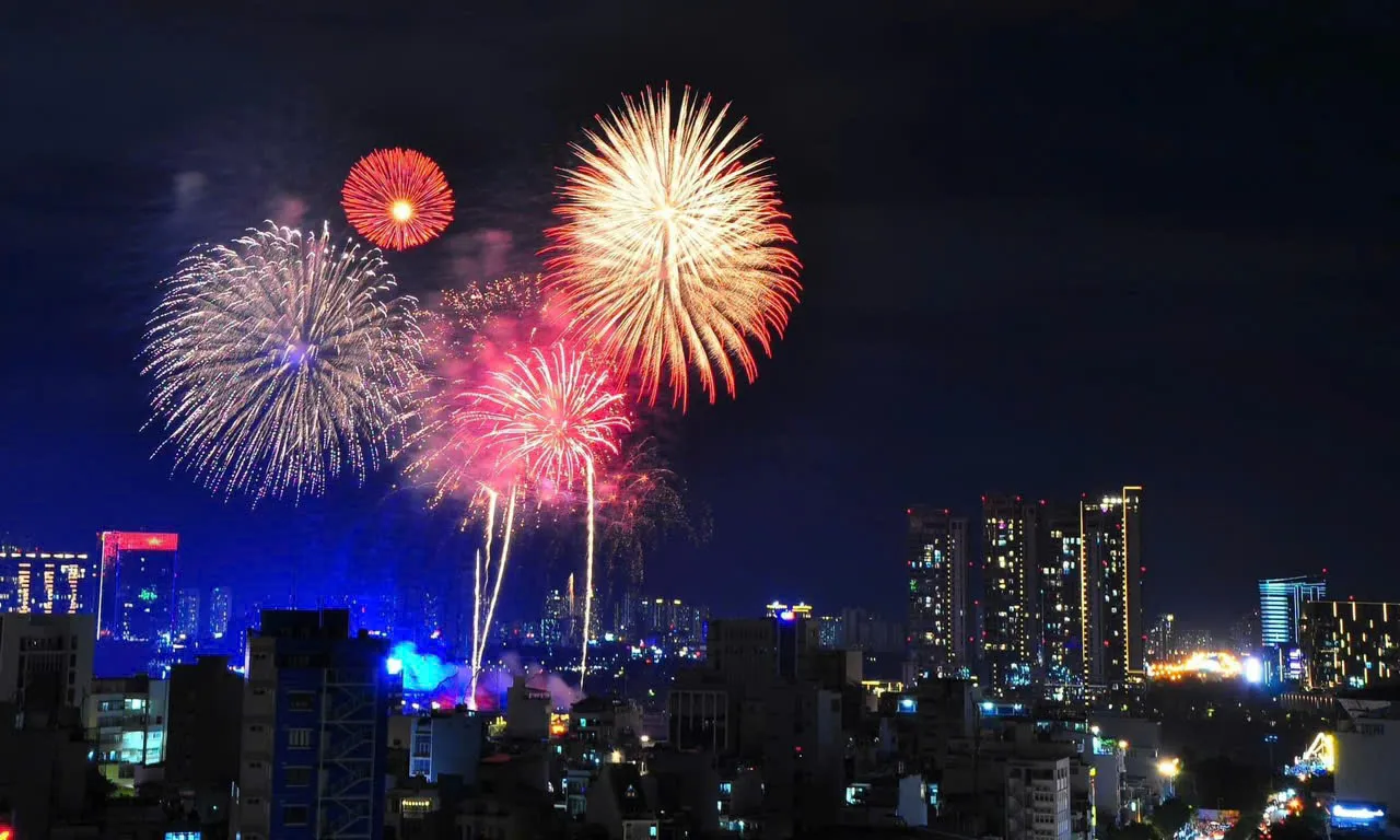 Bầu trời TP Hồ Chí Minh rực sáng với màn bắn pháo hoa chào mừng lễ 30/4
