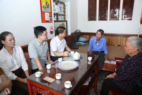 Lãnh đạo xã Yên Lãng thăm, tặng quà các gia đình chính sách tiêu biểu