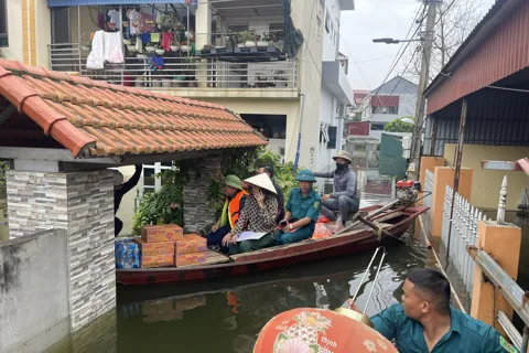 Lãnh đạo xã Tiến Thắng vào vùng lụt trực tiếp cứu trợ, khắc phục hậu quả mưa bão