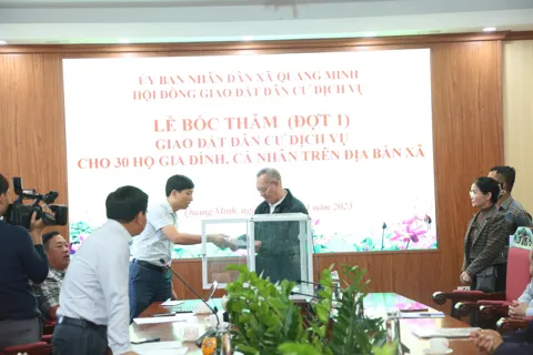 Xã Quang Minh: Người dân hân hoan bốc thăm nhận đất dịch vụ sau nhiều năm chờ đợi