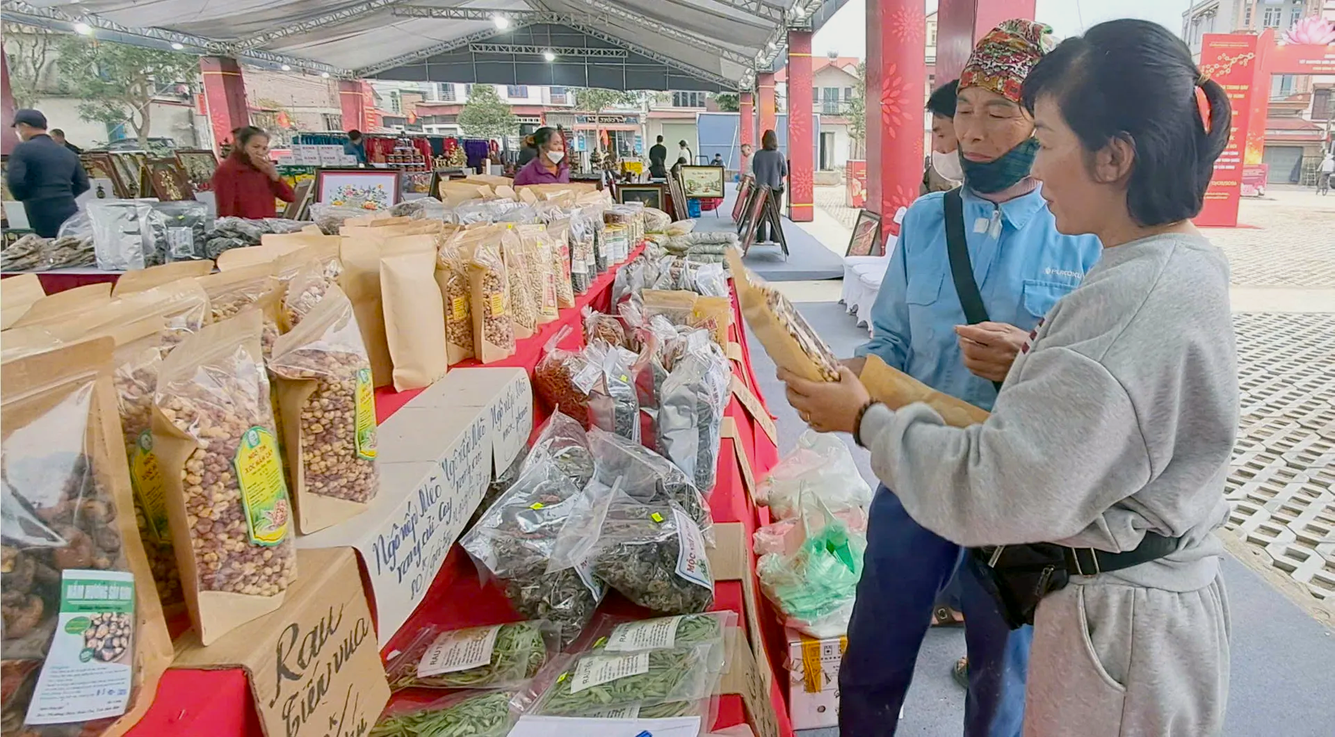 Suburban Hanoi Tet Fair drives domestic consumption and OCOP promotion