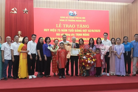 Phó Chủ tịch Thường trực HĐND TP Hà Nội Phùng Thị Hồng Hà trao Huy hiệu Đảng tại phường Hoàng Mai