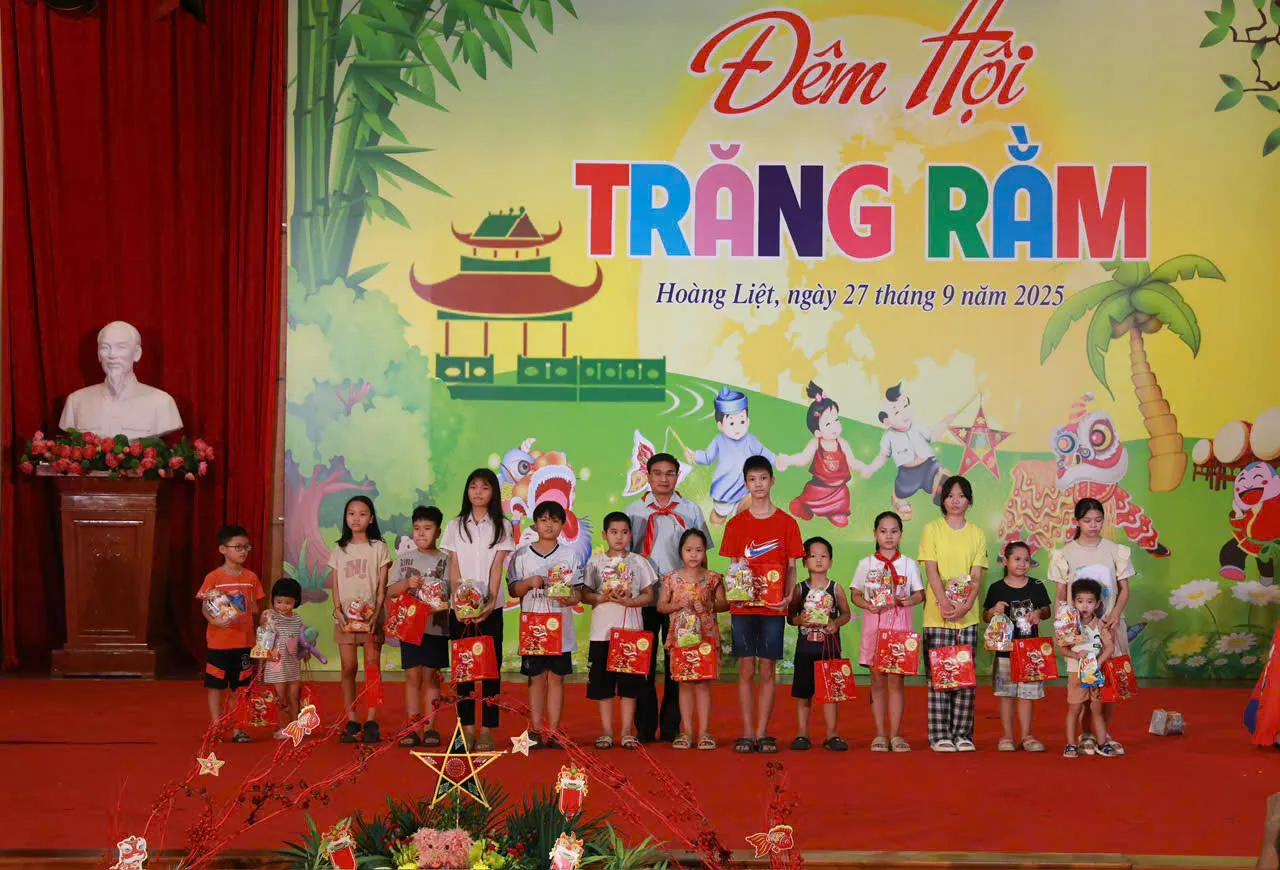 Đêm hội trăng rằm tại phường Hoàng Liệt: Quan tâm, chăm sóc trẻ em có hoàn cảnh đặc biệt