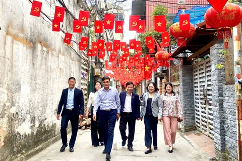 Thường trực Đảng ủy phường Hoàng Liệt kiểm tra công tác chuẩn bị đón Xuân