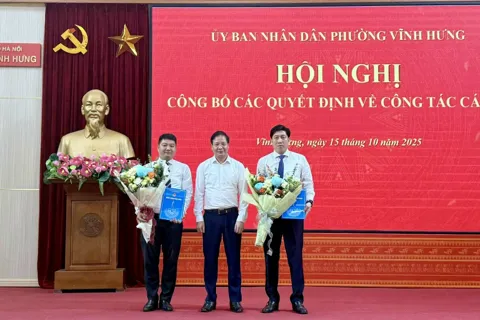UBND phường Vĩnh Hưng công bố 8 quyết định về công tác cán bộ