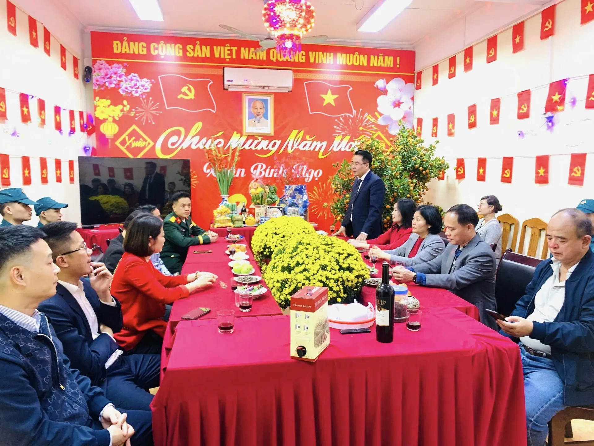 Chủ tịch UBND phường Lĩnh Nam kiểm tra, thăm hỏi lực lượng bảo đảm ANTT, PCCC dịp Tết