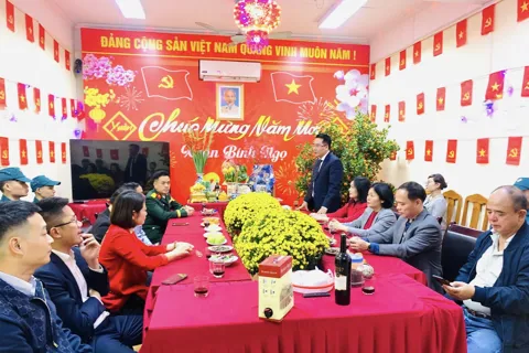 Chủ tịch UBND phường Lĩnh Nam kiểm tra, thăm hỏi lực lượng bảo đảm ANTT, PCCC dịp Tết