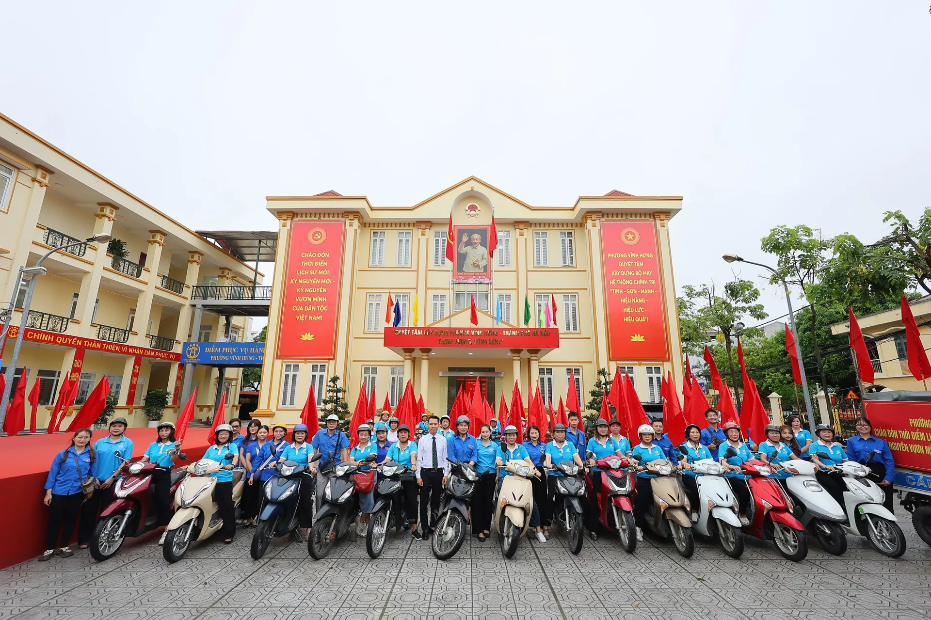 Cán bộ phường Vĩnh Hưng chung tay vệ sinh môi trường cùng người dân