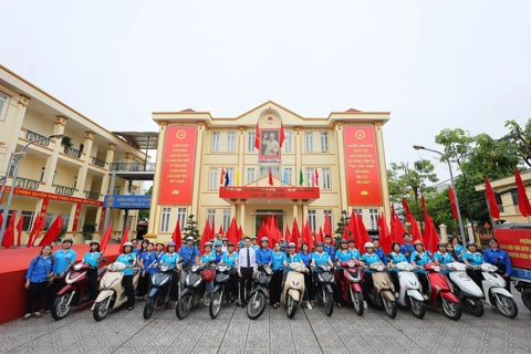 Cán bộ phường Vĩnh Hưng chung tay vệ sinh môi trường cùng người dân