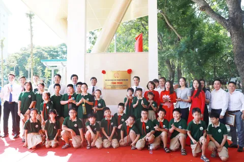 Gắn biển công trình cho hai dự án giáo dục trọng điểm