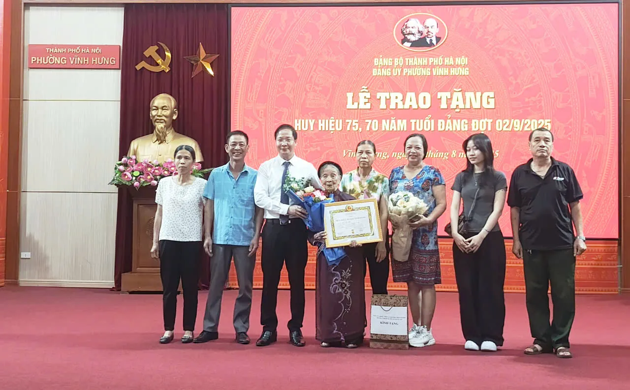Phường Vĩnh Hưng trao Huy hiệu Đảng cho 70 đảng viên dịp Quốc khánh 2/9