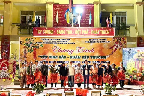 Thầy, cô giáo Hà Nội mang ‘Xuân yêu thương’ đến với học sinh vùng cao Lai Châu