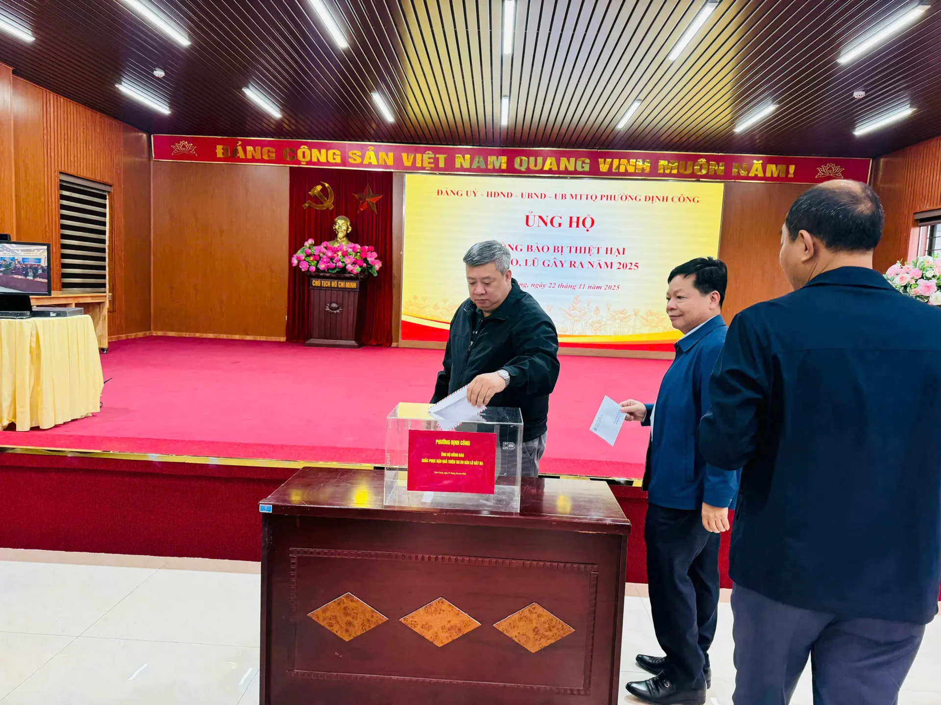 Phường Định Công ủng hộ đồng bào vùng bão lụt trên 30 triệu đồng