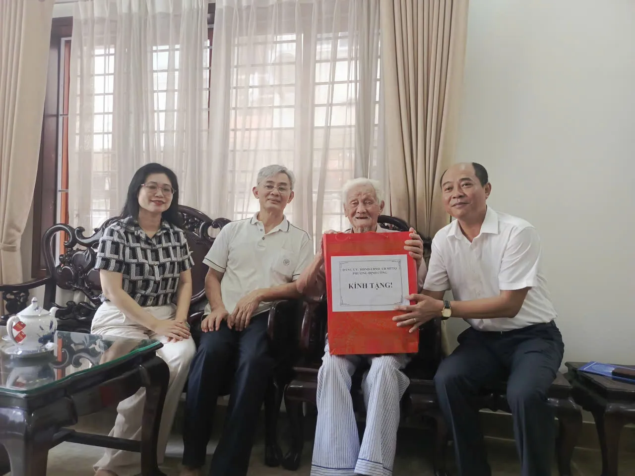 Phường Định Công thăm, tặng quà các gia đình chính sách, người có công với cách mạng