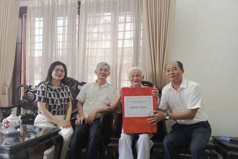 Phường Định Công thăm, tặng quà các gia đình chính sách, người có công với cách mạng