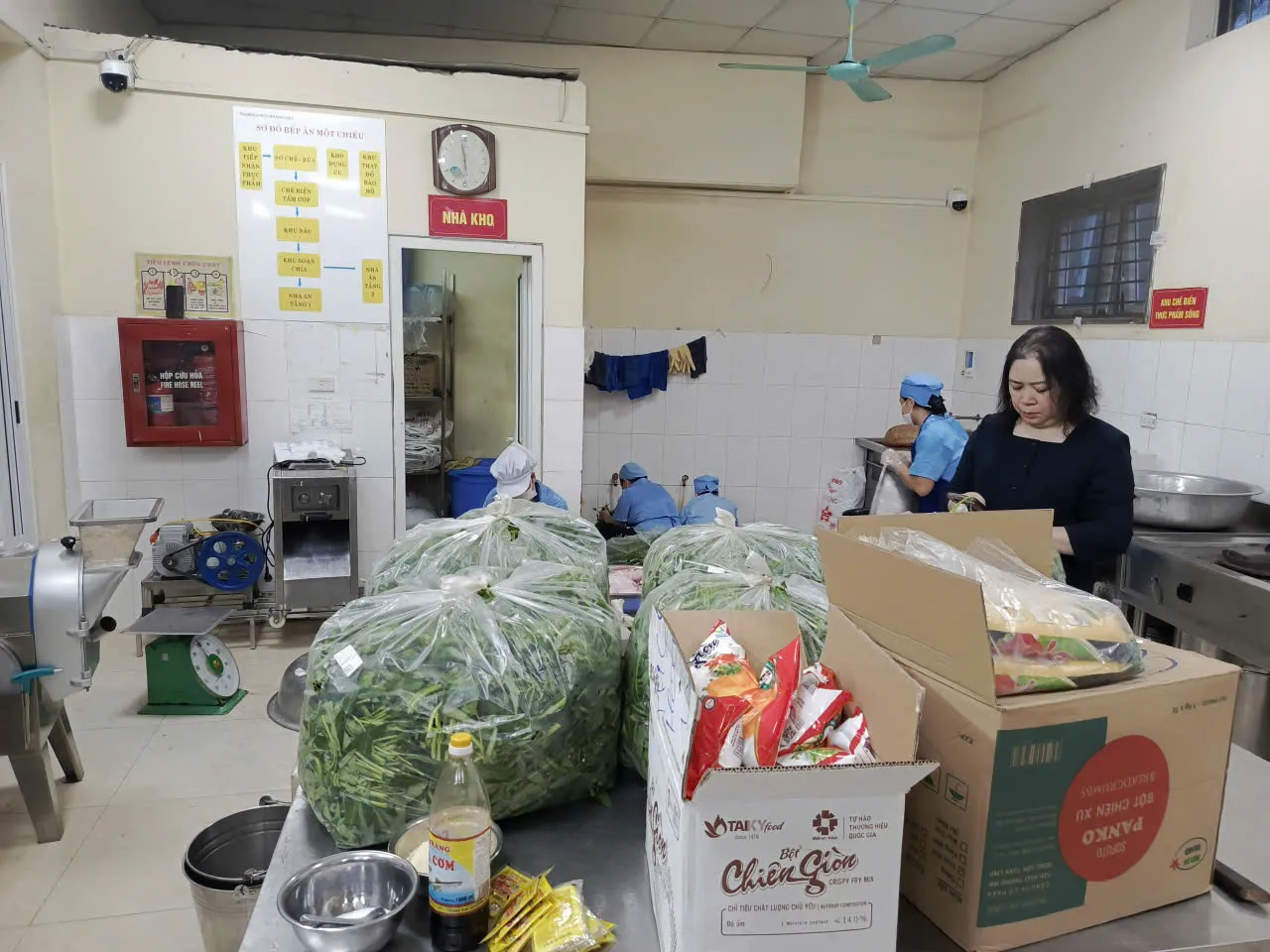 Phường Hoàng Liệt siết chặt an toàn thực phẩm bếp ăn bán trú nhà trường