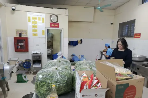 Phường Hoàng Liệt siết chặt an toàn thực phẩm bếp ăn bán trú nhà trường