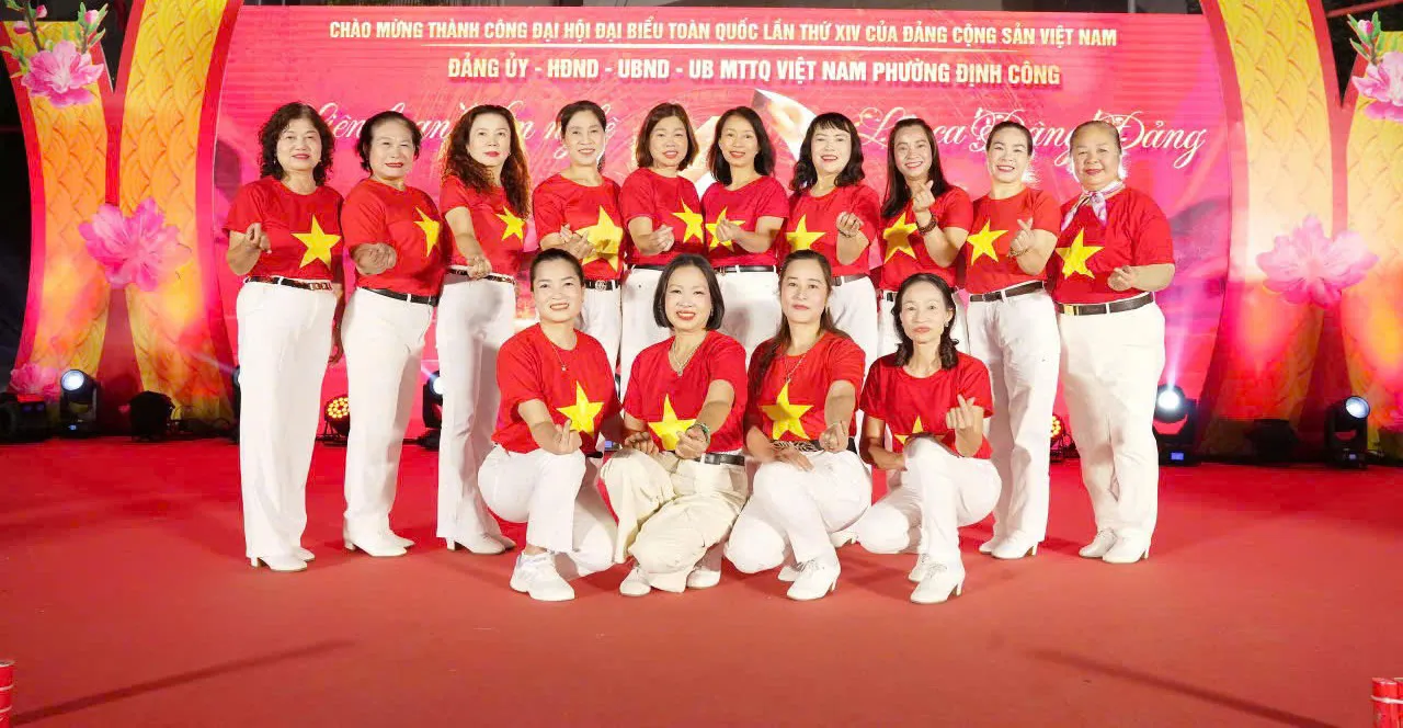 Chương trình nghệ thuật “Lời ca dâng Đảng” tại phường Định Công thu hút đông đảo người xem